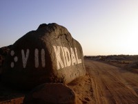 Nápis v tifinaru i latince při vjezdu do města Kidal, Mali.