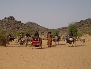 Rodina na cestě. Okolí Kidalu, sever Mali, srpen 2008.