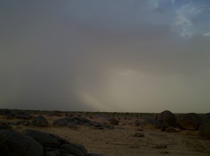 Blíží se bouře, okolí Kidalu, sever Mali, srpen 2008.