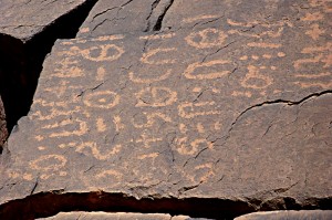 Tifinar - písmo Tuaregů. Adrar des Ifoghas, Mali.