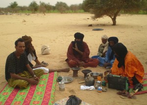 Diskuse u čaje. Aguelhoc, Mali, 2008.