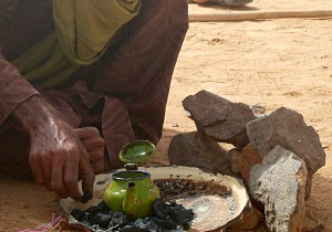 Příprava čaje. Marat, Mali, 2009.