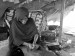 Ženy pracují s kůží. Mali, Adrar des Ifoghas, 2008.
